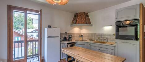 Kühlschrank, Ofen, Wasserkocher mit Kaffee-/Teezubehör, Toaster