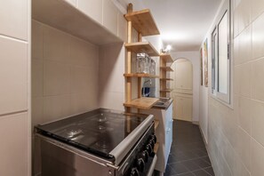 Fridge, oven, stovetop, coffee/tea maker