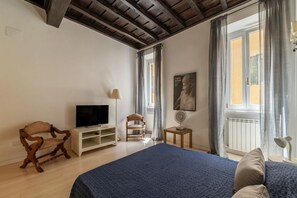 1 dormitori, planxa i posts de planxar i wifi 