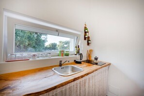 Geladeira, micro-ondas, cooktop, talheres/pratos/utensílios de cozinha