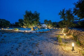 Property grounds - Cozy apartment that hosts 4people, located in the quiet countryside of Monopoli, in a villa surrounded by one hectare of centuries-old olive trees. The accommodation, with parking included, offers large open spaces, a patio with barbecue and a splendid s (Monopoli)