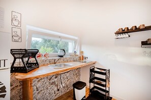 Kylskåp, mikrovågsugn, spishäll och grytor/köksredskap