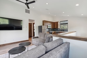 Smart TV, chimenea, futbolito, mesa de ping pong