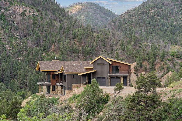 Exterior - Durango Luxury-Stunning Views! Easy to Town or Ski (Durango)