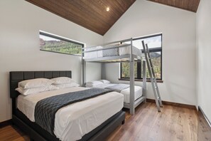 4 bedrooms, iron/ironing board, travel cot, free WiFi - Durango Luxury-Stunning Views! Easy to Town or Ski (Durango)