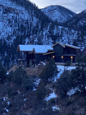 Exterior - Durango Luxury-Stunning Views! Easy to Town or Ski (Durango)