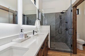 Shower, hair dryer, towels - Durango Luxury-Stunning Views! Easy to Town or Ski (Durango)