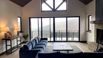 Smart TV, chimenea, futbolito, mesa de ping pong