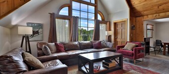West Park Chalet at Killington: Great for Groups! Hot tub, games, discounted ski rentals.