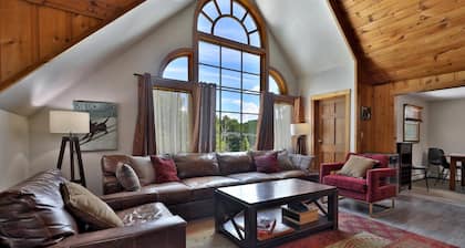 West Park Chalet at Killington: Great for Groups! Hot tub, games, discounted ski rentals.