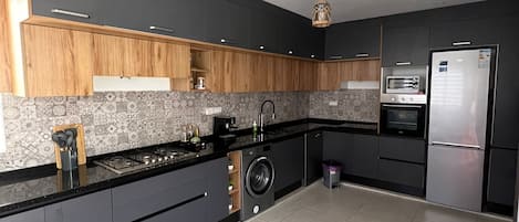 Frigorifero, microonde, forno, piano cottura