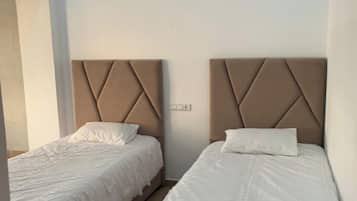 3 chambres, coffres-forts dans les chambres, fer et planche à repasser