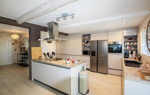 Køleskab, ovn, kogeplade, opvaskemaskine