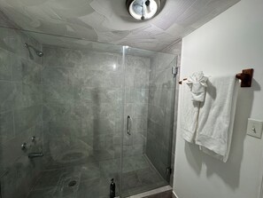 Een haardroger, handdoeken, zeep, shampoo