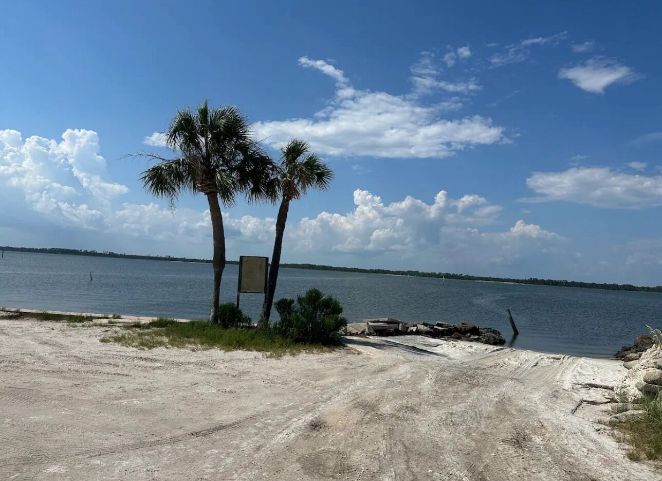 Charming 3BR House, Walk to Beach & Seawall, Sleeps 6, Peaceful Scenic Retreat