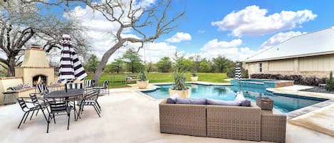 Una piscina al aire libre
