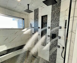 Chuveiro, secador de cabelo, bidê, toalhas de banho