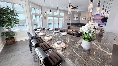 New 4,500 Sq.ft. 14 Guests, 5 Bed, 5 Bath, SkyDeck, Spa, Elevator, Docks, WiFi.