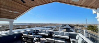 New from the Ground Up! 5 Bed, 5 Bath, SkyDeck, Elevator, Docks - Sleeps 14.