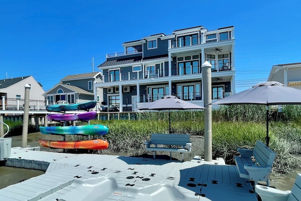 New Build - 5 Bed 5 Bath Bay Front - SkyDeck, Elevator, Boat Dock - Sleeps 14.