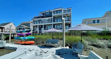New 4,500 Sq.ft. 14 Guests, 5 Bed, 5 Bath, SkyDeck, Spa, Elevator, Docks, WiFi.