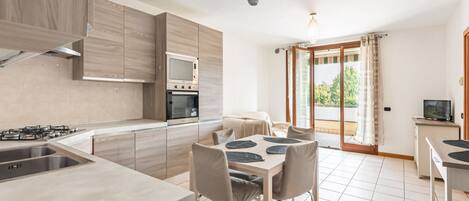 Frigorifero, microonde, forno, piano cottura