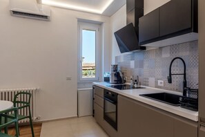 Réfrigérateur, micro-ondes, plaque de cuisson, lave-vaisselle