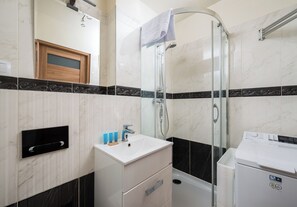 Dusche, Haartrockner, Handtücher, Seife