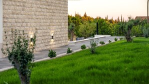 A landscaped outdoor area with a stone wall, a pathway, and small shrubs. - Pet friendly home in Sibenik (Sibenik)
