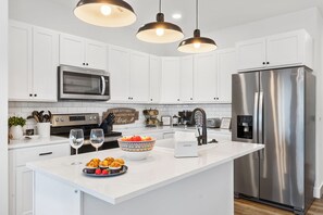 Fridge, microwave, oven, stovetop - Majestic Table Rock Lake Views_Close to Branson Entertainment with Free Tickets & Private Grill (Branson)