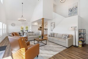 Smart TV, fireplace - Majestic Table Rock Lake Views, Private Grill, Close to Branson Entertainment w Free Tickets! (Branson)