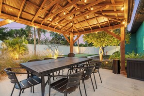 Outdoor dining - Twin Palms | Two Houses + Private Pool + Putting Green (Sarasota)