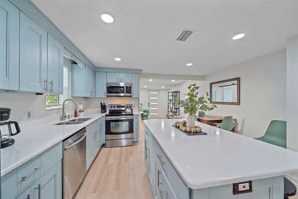 冷蔵庫、電子レンジ、オーブン、コンロ