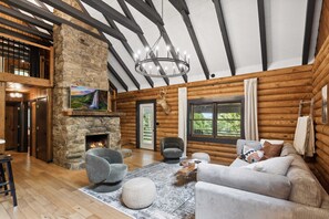 Smart TV, chimenea, mesa de ping pong