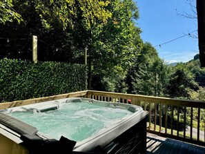 Outdoor spa tub - Log Home Nestled in the Mountains (Vilas)