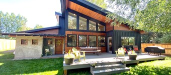 Gallatin River Retreat: 3BR Home with Hot Tub, Fly Fishing & Stunning Views