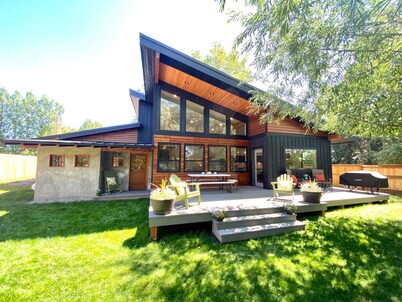 Gallatin River Retreat: 3BR Home with Hot Tub, Fly Fishing & Stunning Views