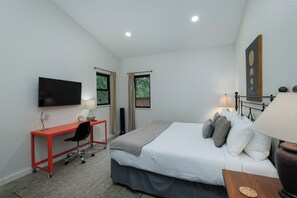 3 slaapkamers, een strijkplank/strijkijzer, gratis wifi, beddengoed