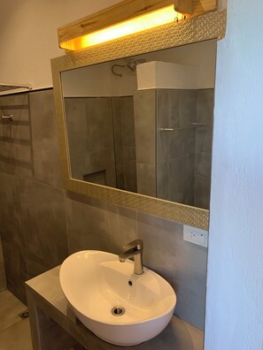 Bathroom - Crown Malapascua (Daanbantayan)