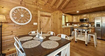 Hot Tub, WiFi, Firepit - HazelBrook Haven