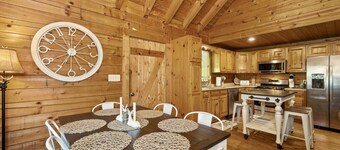 Hot Tub, WiFi, Firepit - HazelBrook Haven