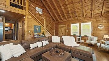 Smart-tv, eldstad och böcker