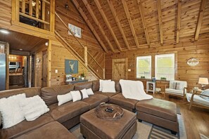 TV connectée, cheminée, livres