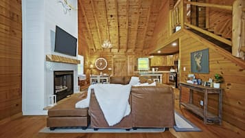 Smart-tv, eldstad och böcker