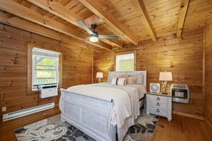 3 bedrooms, desk, iron/ironing board, free WiFi - HazelBrook Haven- Hot Tub, Firepit, Grill (Hazel Green)