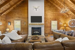 Smart TV, chimenea y libros 