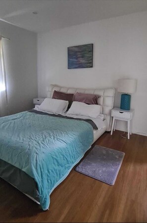 4 bedrooms, iron/ironing board, WiFi, bed sheets