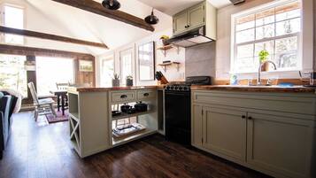 Fridge, oven, stovetop, coffee/tea maker