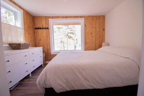 2 bedrooms, WiFi, bed sheets - Mountain Cabin Bordering State Park. Hiking, Private. Special Place, Great View! (Duxbury)