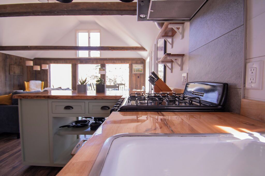 Fridge, oven, stovetop, coffee/tea maker
